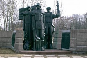 Grūto parkas pildosi naujais sovietiniais paminklais