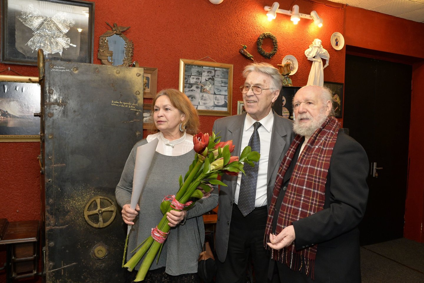 Su žmona Julija Sakalaite ir teatrologu profesoriumi Petru Bielskiu Žvejų kultūros rūmuose.<br>G.Pilaičio nuotr. 