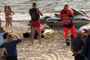 Raudonos vėliavos nepaisę baltarusiai skendo Giruliuose: 2 leisgyvius išvilko į krantą gelbėtojai, vienas – dingo jūroje