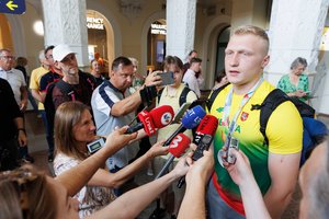 Lietuvos sporto savaitė: disko metikų medaliai, pergalė prieš Švedijos futbolo čempionus ir jaunųjų krepšininkų apdovanojimai