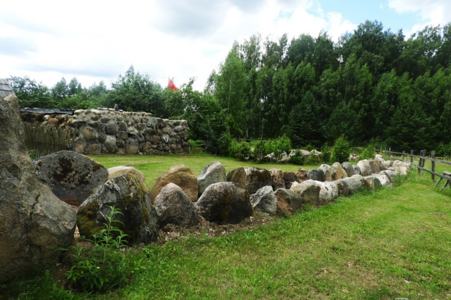 Daug akmenų ir beveik visiškas atsiribojimas nuo civilizacijos galėtų būti pagrindiniai vilos „Alkas“ bruožai.<br>„Rokiškio sirena“ nuotr.