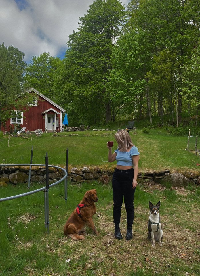  Su dviem šunimis keliaujanti tinklaraštininkė Ugnė dalijasi triuku, kad gyvūnams kelionėje būtų lengviau.<br> Pranešimo spaudai nuotr.