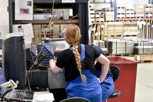 Pramonininkų atstovas sako, kad nemaža dalis įmonių stabdo plėtrą: planai yra padėti tikrai giliai į stalčių