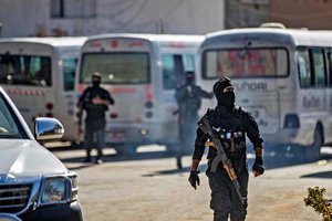 Sirijos kurdų valdžia perduoda tadžikams beveik 150 su IS susijusių moterų ir vaikų