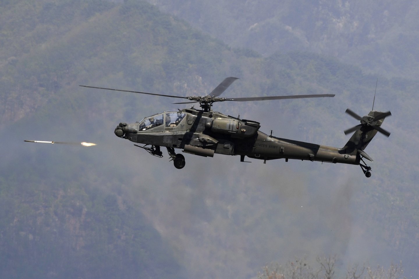 Pietų Korėjoje dislokuoti JAV kariuomenės atakos sraigtasparniai „Apache“ dalyvauja pratybose.<br>AFP/Scanpix nuotr.