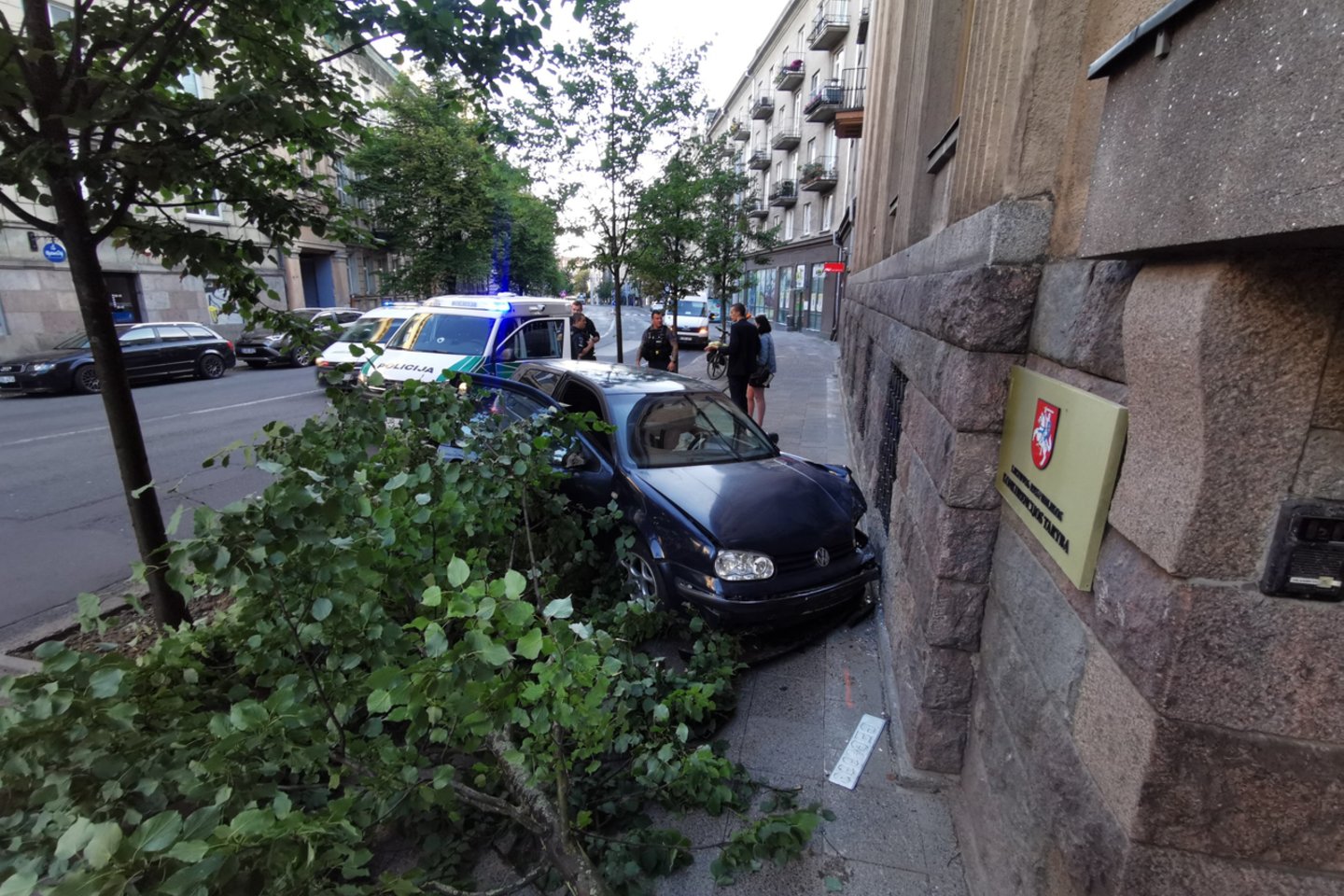  Vilniuje 3 jaunuolių pasivažinėjimas baigėsi avarija: automobilis rėžėsi į sieną.<br> R.Danisevičiaus nuotr.