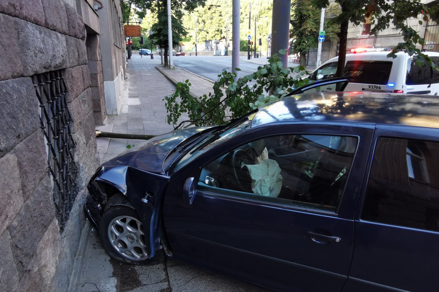  Vilniuje 3 jaunuolių pasivažinėjimas baigėsi avarija: automobilis rėžėsi į sieną.<br> R.Danisevičiaus nuotr.