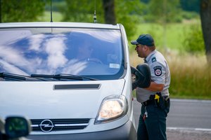 Per savaitę kelių policija mobiliais matuokliais užfiksavo beveik 1000 lakstūnų, tikrino blaivumą
