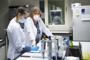 Lietuvoje – naujų COVID-19 atvejų šuolis: paros skaičiai artėja prie 2 tūkst., mirė dar 3 žmonės