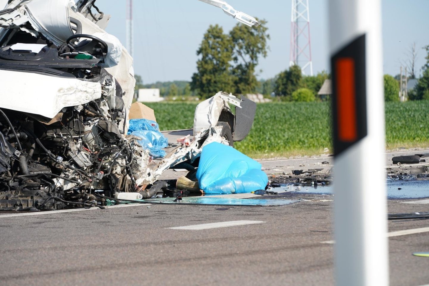  Tragiška avarija Panevėžio rajone: susidūrus sunkvežimiui ir mikroautobusui žuvo žmogus.<br>E.Laužadžio nuotr.