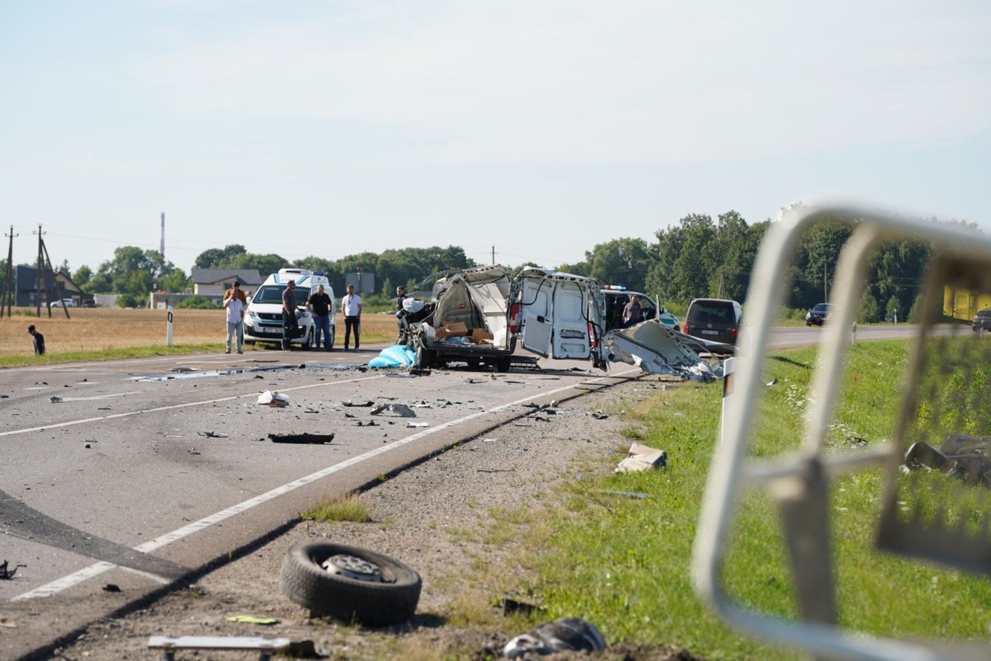  Tragiška avarija Panevėžio rajone: susidūrus sunkvežimiui ir mikroautobusui žuvo žmogus.<br>E.Laužadžio nuotr.