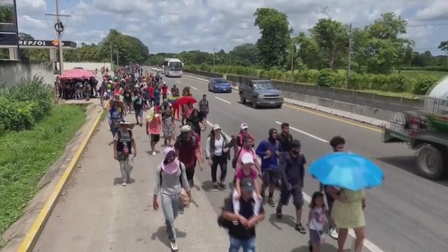 Meksikos valdžios pažadai netenkino šalies gyventojų: tūkstančiai migrantų patraukė JAV link
