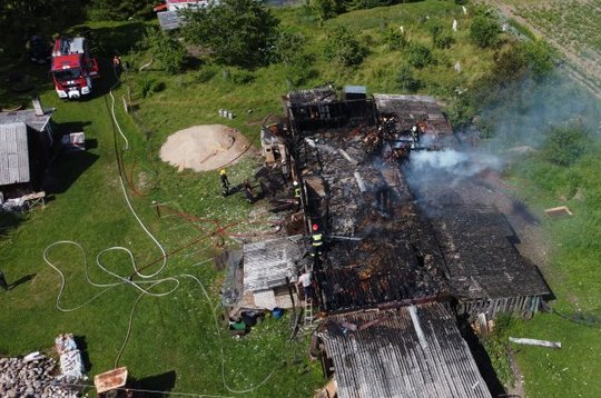 Nuo gaisro nukentėjusi ūkininkų šeima prašo pagalbos