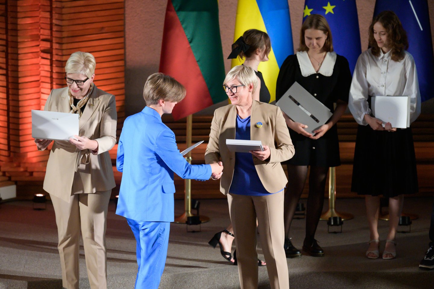 Antradienį Vyriausybėje tradiciškai apdovanoti aukščiausius balus iš brandos egzaminų gavę Lietuvos abiturientai.<br> V. Skaraičio nuotr.