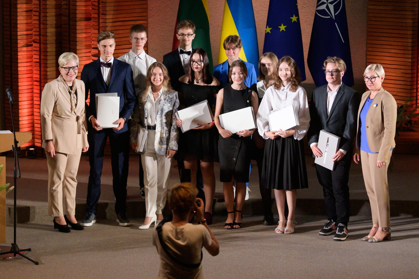 Antradienį Vyriausybėje tradiciškai apdovanoti aukščiausius balus iš brandos egzaminų gavę Lietuvos abiturientai.<br> V. Skaraičio nuotr.