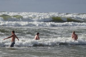 Įsiutę gelbėtojai prašys policijos pagalbos ir didesnių baudų: pirmadienį skendo 13 žmonių, dauguma nepaiso įspėjimų, tėvai neprižiūri vaikų