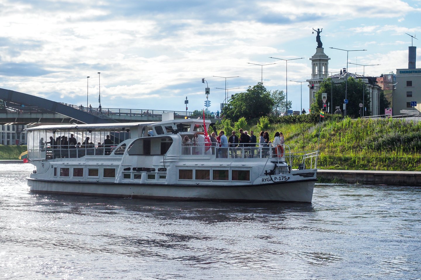  Keleivinis laivas „Ryga“ jau daugiau nei pusę šimtmečio yra tapęs antruoju Vilniaus simboliu.<br> V. Ščiavinsko nuotr.