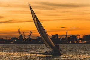 Ilgasis Kuršių marių regatos etapas nepagailėjo sportinių iššūkių: dešimties valandų kova iki pat finišo linijos 