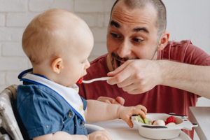 Primaitinimo pradžia: normalu, jei pradžioje kūdikis daugiau žaidžia su maistu, nei valgo