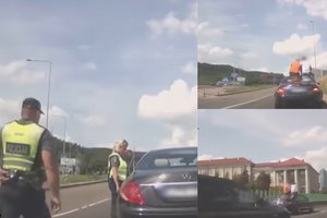 Sunku patikėti: pareigūnai sustabdė važiavusį „Mercedes-Benz“, ant kurio stogo sėdėjo du jaunuoliai ir vartojo alkoholį