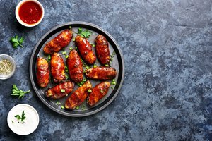 Su šonine kepti vištų sparneliai: net pirštus aplaižysite