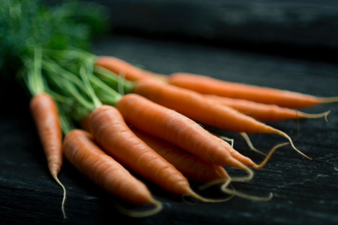 Ilgai lauktas šviežių lietuviškų morkų derlius jau pasiekė parduotuves.