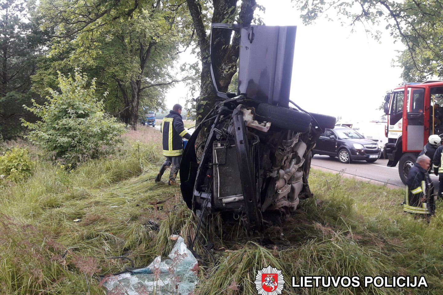  Ankstų rytą Trakų r. „Seat“ nuskriejo nuo kelio, trenkėsi į medį ir vertėsi – sužeistas vairuotojas.<br> Vilniaus apskrities VPK nuotr.