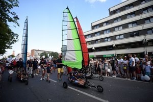 Jūros šventės prekeiviai pasakoja neįtikėtinas istorijas, kaip jie medžioja vietas prekybai – tą verta pamatyti