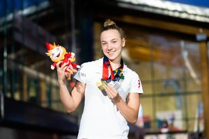 Iš jaunimo olimpinės rinktinės šalinta, bet paskui grąžinta plaukikė S. Plytnykaitė atsidėkojo aukso medaliu