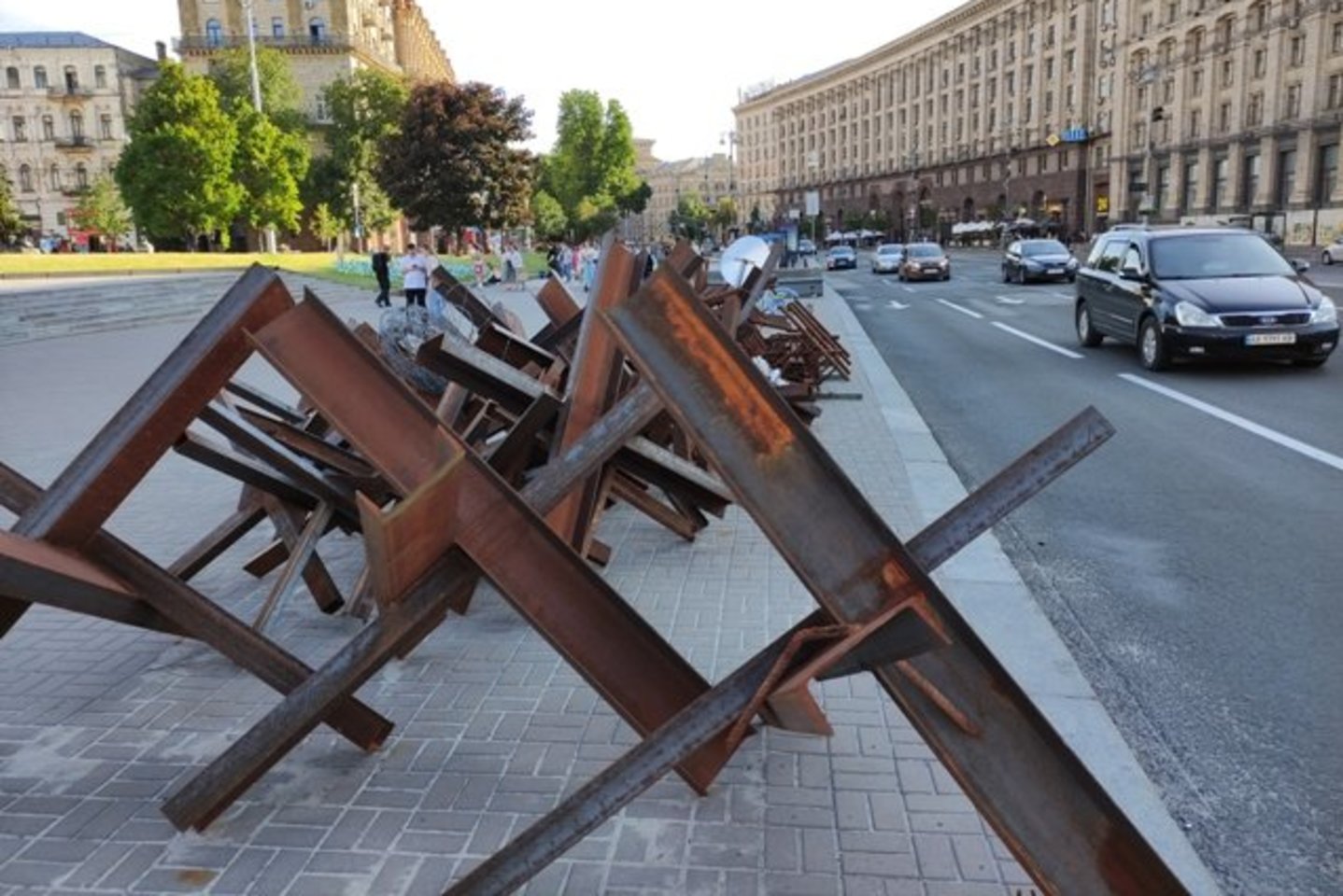 Barikadas nustūmus į šaligatvių pakraščius Kijevo gatvėse vėl daug praeivių ir mašinų.<br>E.Butrimo nuotr.