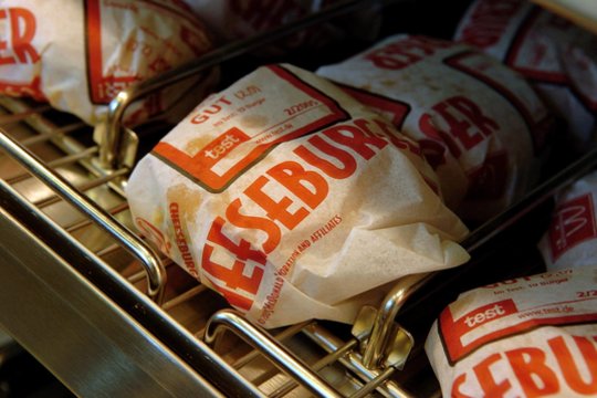 „McDonald's“ pranešė padidinsiantis mėsainio su sūriu kainą, kuri nesikeitė 14 metų