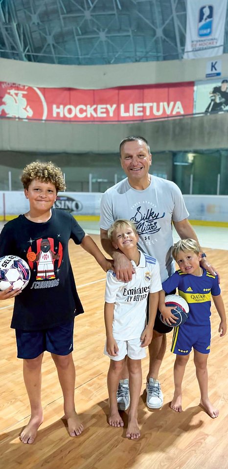 Per atostogas D.Kasparaitis turėjo laiko su sūnumis žaisti ir krepšinį.<br>Asmeninio albumo ir V.Ščiavinsko nuotr.