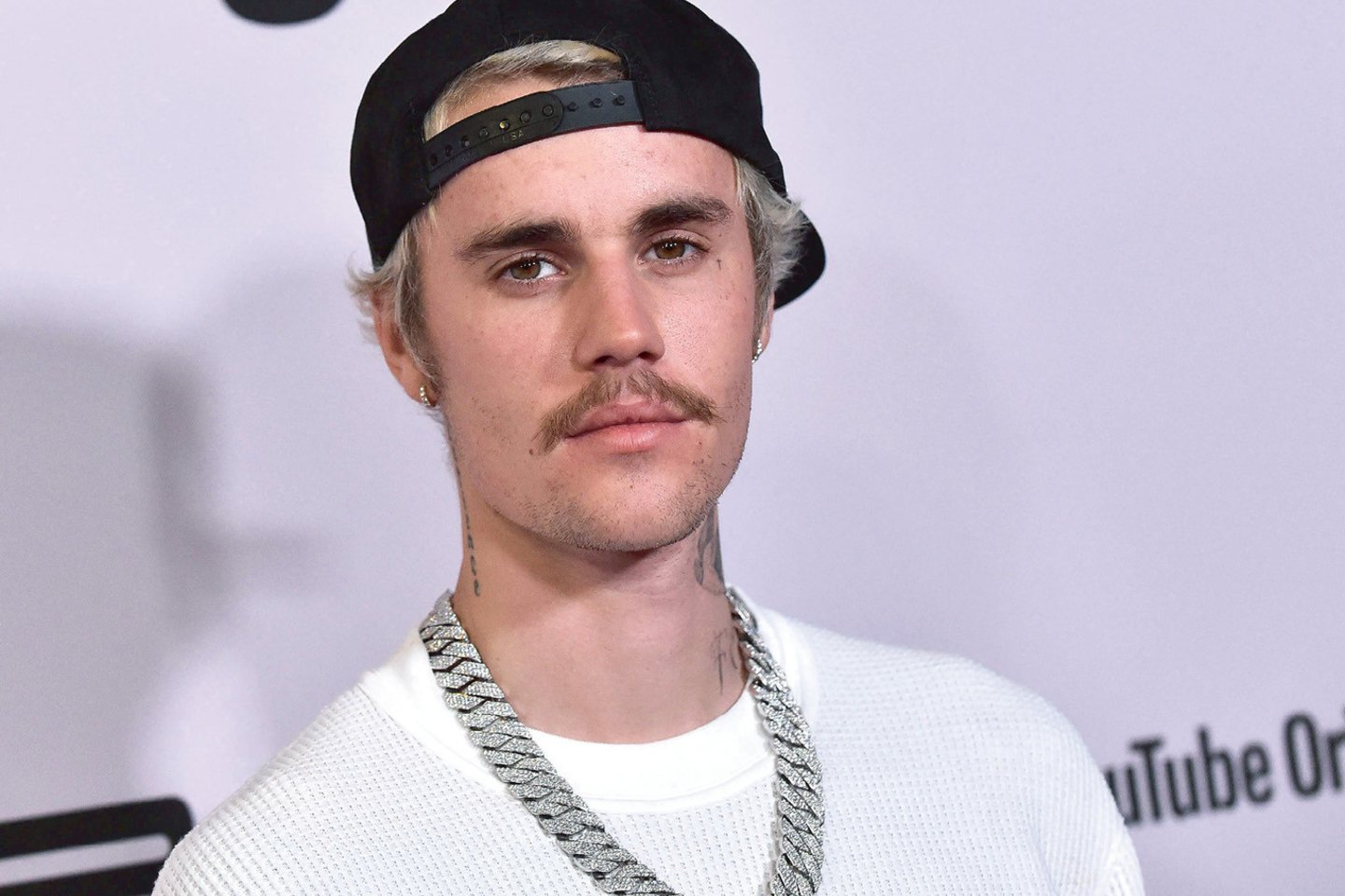 Savo gerbėjams J.Bieberis atskleidė, kad dešinė veido pusė yra visiškai paralyžiuota. Jis netgi atliko tam tikrus veido judesius, bet buvo akivaizdu, kad viena veido pusė yra sustingusi kaip akmuo.<br>Scanpix/AFP nuotr.
