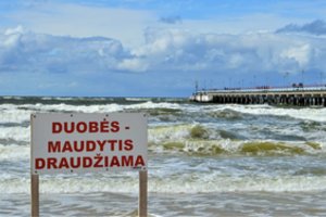 Palangos meras skelbia nulinę toleranciją ignoruojantiems gelbėtojų įspėjimus: nepaklususius baus policija ir pati jūra