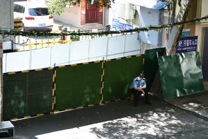 Po trijų gyvybių pareikalavusios atakos Kinijoje ieškoma besislapstančio policininko