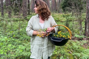 Išsiruošę į mišką grybų nepamirškite ir žolelių: R. Ničajienė patarė, ką ir kaip rinkti