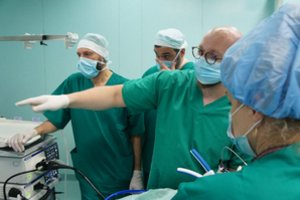 Lina manė, kad priaugo svorio, bet medikų radinys pribloškė: moters pilve – beveik futbolo kamuolio dydžio auglys