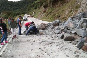 Šiaurės Filipinus po galingo žemės drebėjimo supurtė šimtai pakartotinių smūgių