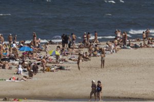 Po tragiškų nelaimių ir sunkiai suvokiamo poilsiautojų elgesio – rimti pokyčiai pajūrio paplūdimiuose: pasitelkė pagalbą