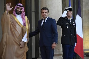 E. Macronas nepaisydamas kritikos šiltai priėmė Saudo Arabijos faktinį valdytoją