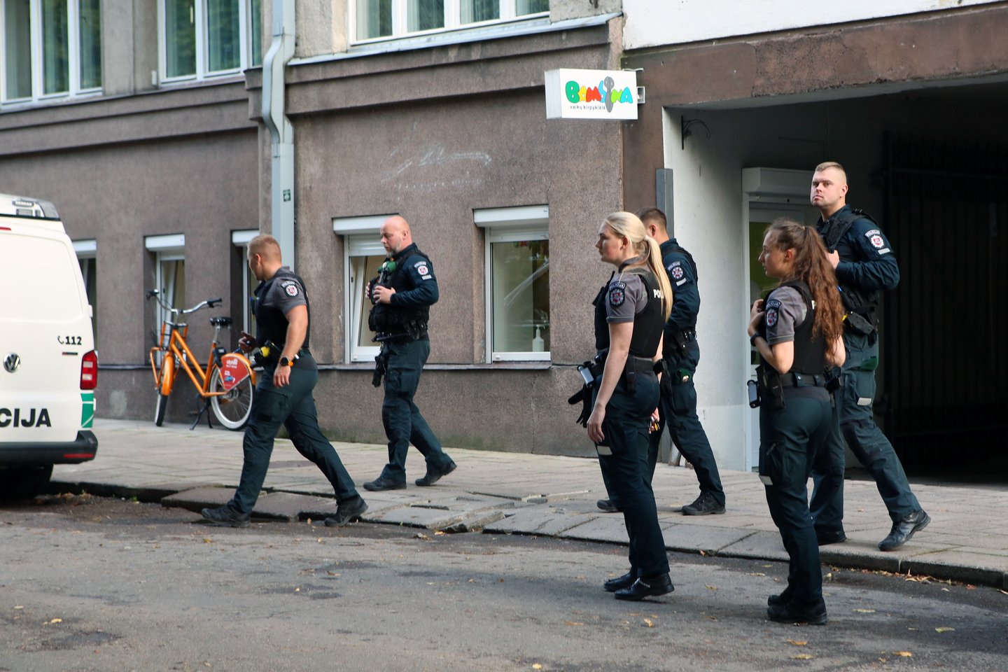  Į nuomojamą butą Kauno centre skubėjo medikai ir policijos pareigūnai. <br> M.Patašiaus nuotr.