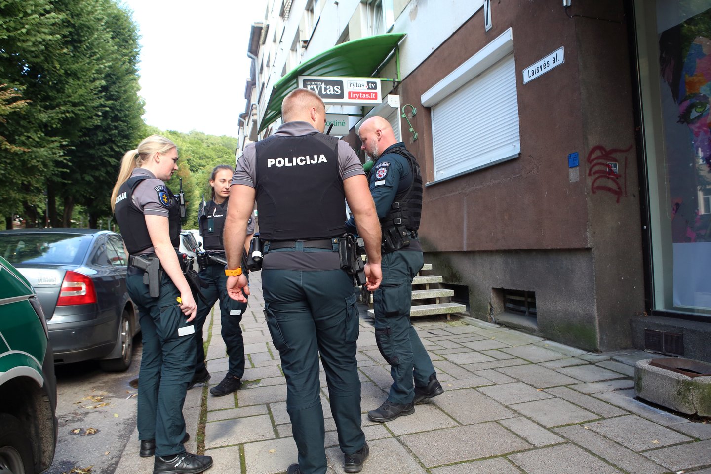  Į nuomojamą butą Kauno centre skubėjo medikai ir policijos pareigūnai. <br> M.Patašiaus nuotr.