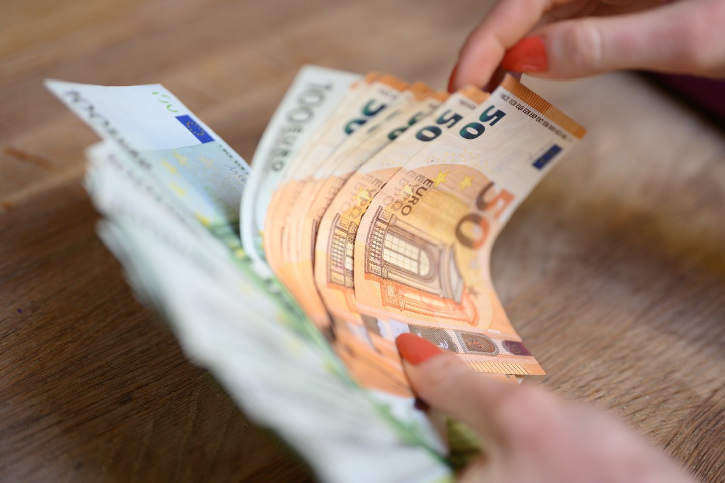 Vidutinės namų ūkių vartojimo išlaidos vienam asmeniui per mėnesį pernai siekė 438,5 euro.<br>V.Skaraičio nuotr.