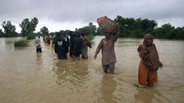 Liūčių laikotarpis Pakistane primena siaubo filmą: žmonės liko įstrigę be maisto ir geriamojo vandens