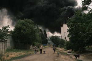 Į bombas atsako gėlėmis ir nupjauta veja: lietuvę nustebino kasdien apšaudomų Ukrainos miestų gyventojų elgesys