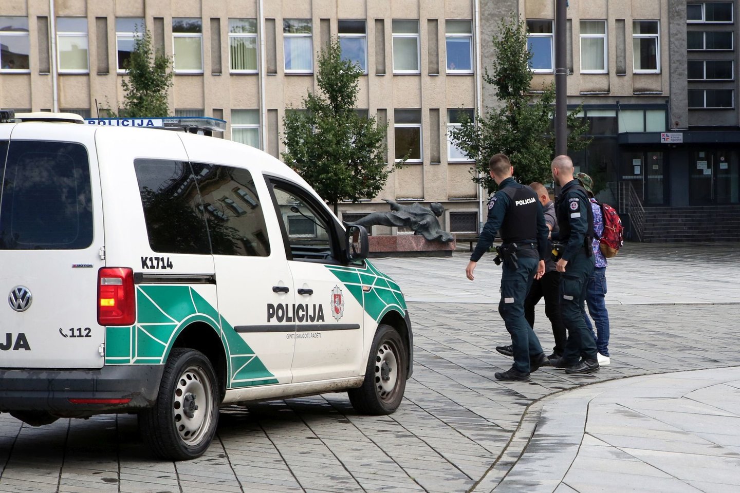  Policijos pareigūnai Kauno centre sulaikė du visiškai girtus vyrus. <br> M.Patašiaus nuotr. 