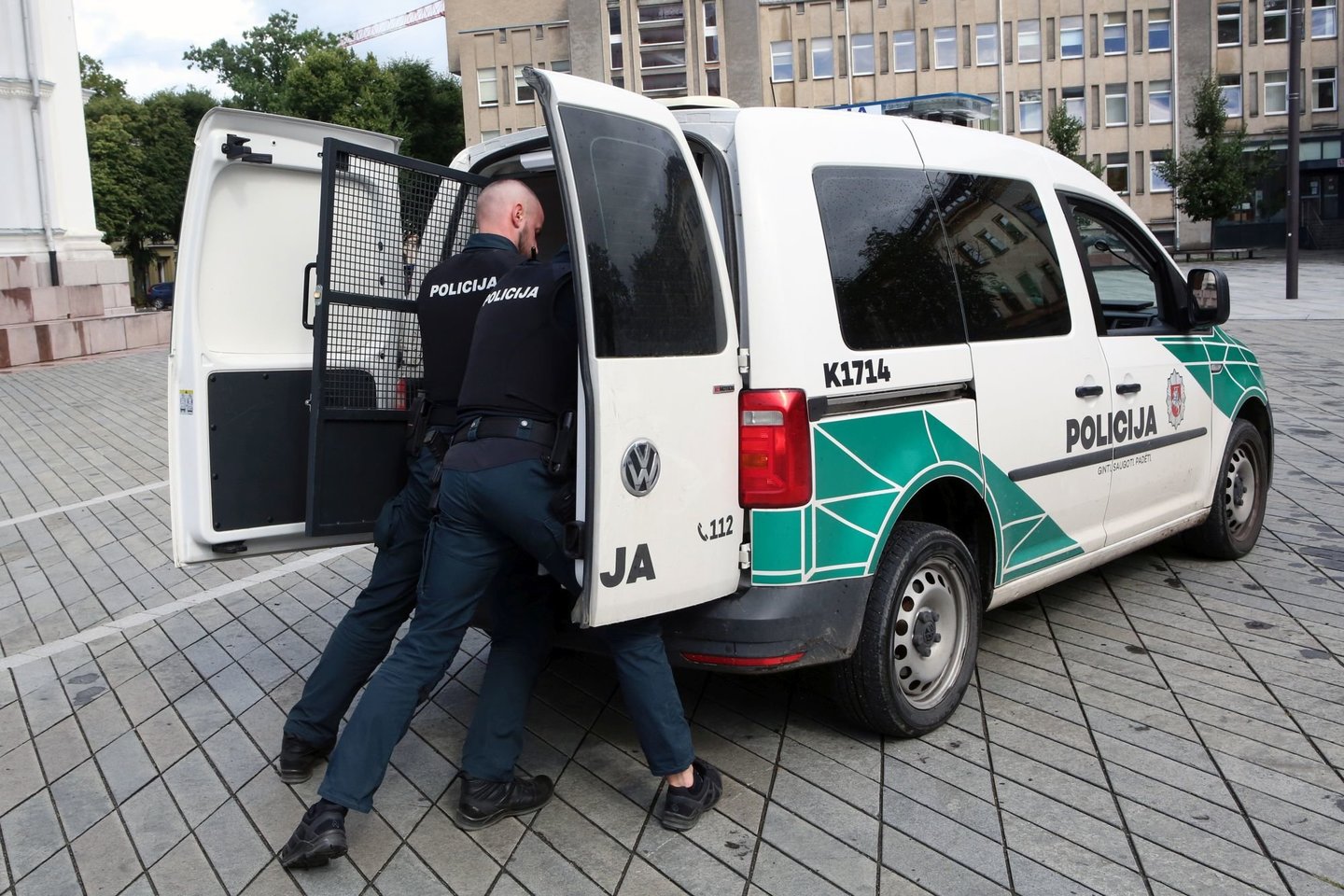  Policijos pareigūnai Kauno centre sulaikė du visiškai girtus vyrus. <br> M.Patašiaus nuotr. 