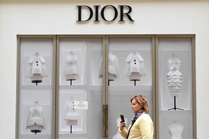 Mados grandai „Dior“ susipyko su „Valentino“: tikisi prisiteisti apie 100 tūkst. eurų