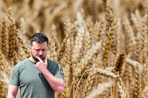 Nuo karo pradžios pirmą kartą Ukrainos grūdai kraunami į laivą – procesą stebi ir pats V. Zelenskis