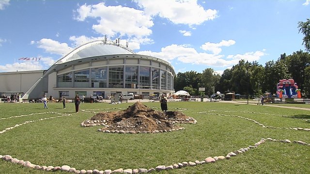Vilniečiai į Vingio parką patraukė nešini smėliu: surengtas performansas Ukrainos aukoms pagerbti